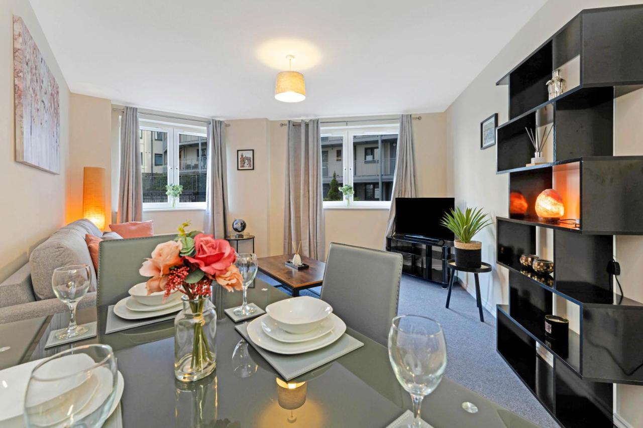 Modern & Spacious 2 Bedroom Serviced Apartment Next To Lochend Park - Private Underground Parking & Lift Available - Close To Edinburgh City Centre Exterior foto
