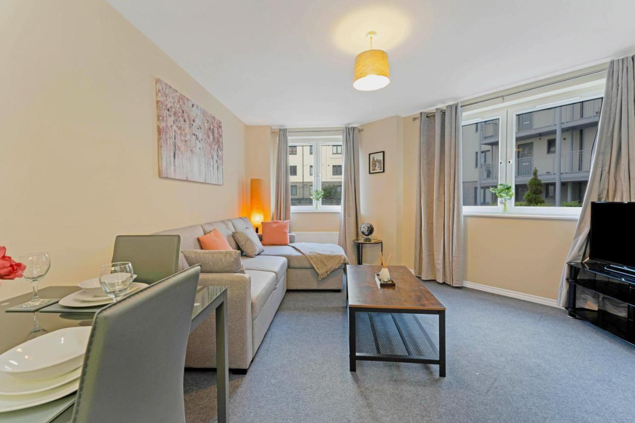 Modern & Spacious 2 Bedroom Serviced Apartment Next To Lochend Park - Private Underground Parking & Lift Available - Close To Edinburgh City Centre Exterior foto
