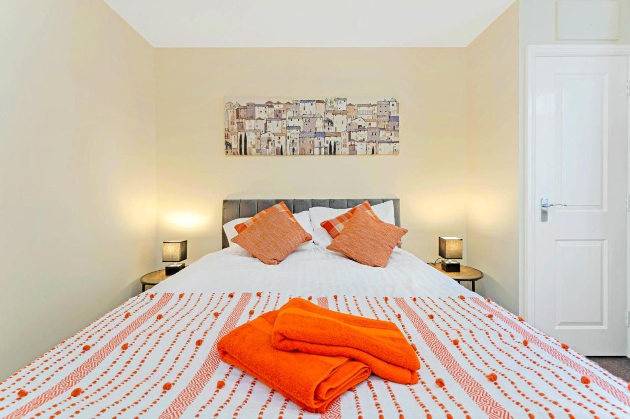Modern & Spacious 2 Bedroom Serviced Apartment Next To Lochend Park - Private Underground Parking & Lift Available - Close To Edinburgh City Centre Exterior foto