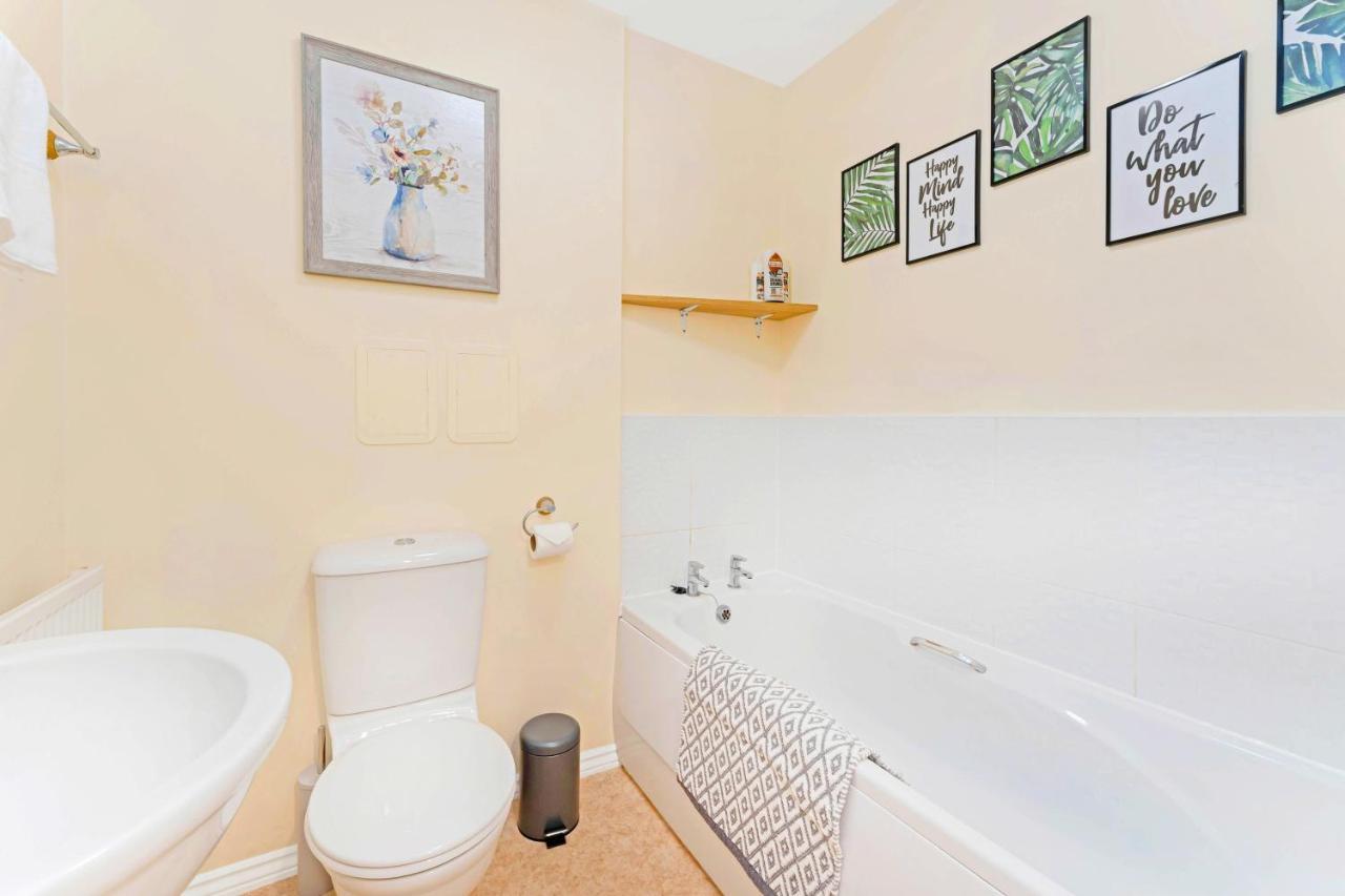 Modern & Spacious 2 Bedroom Serviced Apartment Next To Lochend Park - Private Underground Parking & Lift Available - Close To Edinburgh City Centre Exterior foto