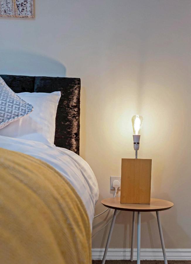 Modern & Spacious 2 Bedroom Serviced Apartment Next To Lochend Park - Private Underground Parking & Lift Available - Close To Edinburgh City Centre Exterior foto