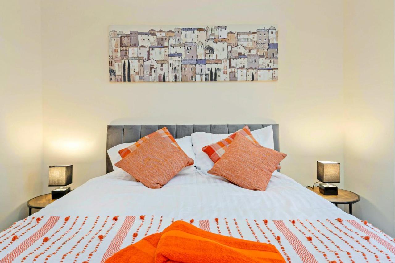 Modern & Spacious 2 Bedroom Serviced Apartment Next To Lochend Park - Private Underground Parking & Lift Available - Close To Edinburgh City Centre Exterior foto
