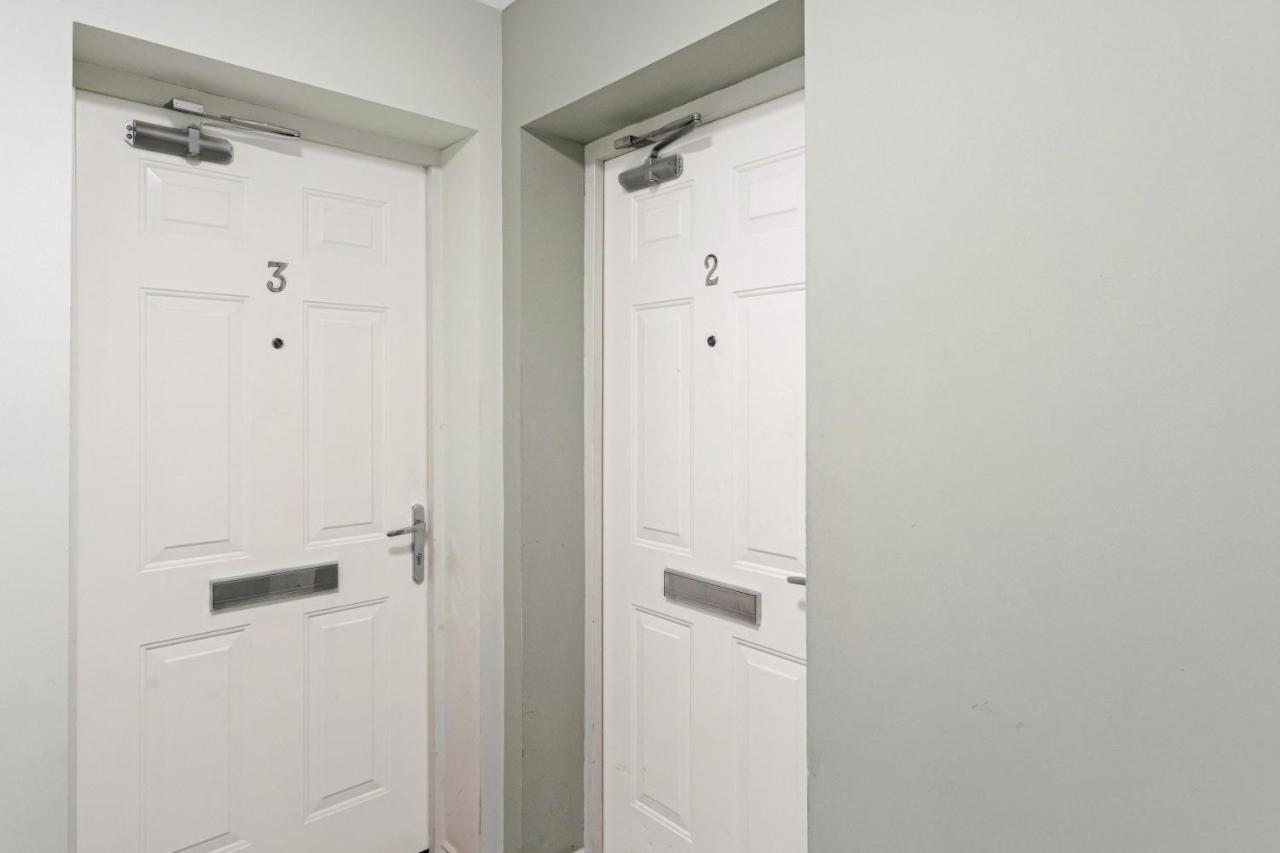 Modern & Spacious 2 Bedroom Serviced Apartment Next To Lochend Park - Private Underground Parking & Lift Available - Close To Edinburgh City Centre Exterior foto